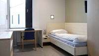 Begini penampakan kamar tidur para tahanan di penjara Halden yang berada di Norwegia. Meski difungsikan sebagai tempat bagi para tahanan untuk menebus dan bertanggung jawab atas kesalahan yang mereka buat, penjara ini sangat mengutamakan kenyamanan para tahanannya. Istimewa/Trond Isaksen/Statsbygg via Business Insider.