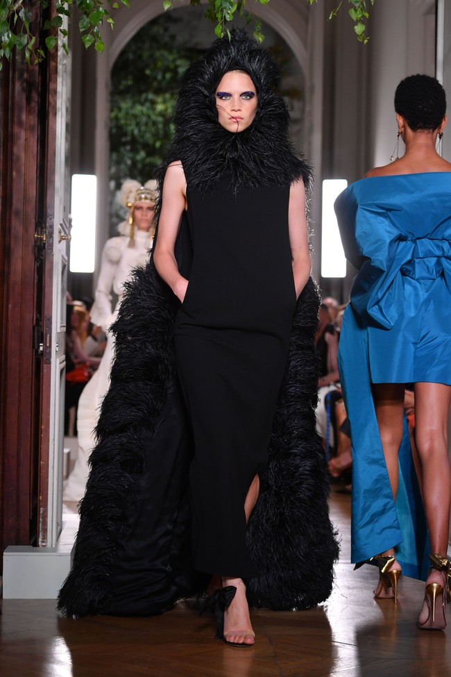 Fashion show baju unik Valentino di Paris Fashion Week. 03/07/2019. Prancis. Foto: Pascal Le Segretain/Getty Images