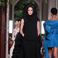 Fashion show baju unik Valentino di Paris Fashion Week. 03/07/2019. Prancis. Foto: Pascal Le Segretain/Getty Images