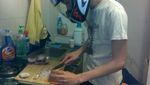 Ngakak! Begini Jadinya Kalau Para Suami Beraksi Saat Masak di Dapur