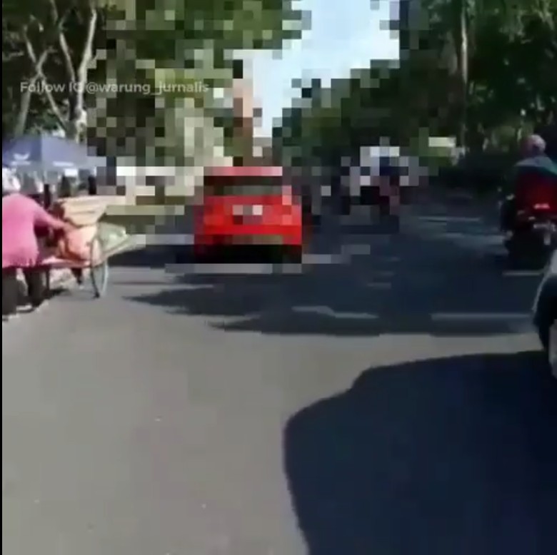 Viral Pria Telanjang Naik Kap Mobil, Begini Cerita di Baliknya Viral Pria Telanjang Naik Kap Mobil, Begini Cerita di Baliknya