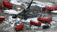 Ketegangan telah pudar usai petugas pemadam kebakaran berhasil memadamkan pesawat yang terbakar di Jepang. (Reuters).