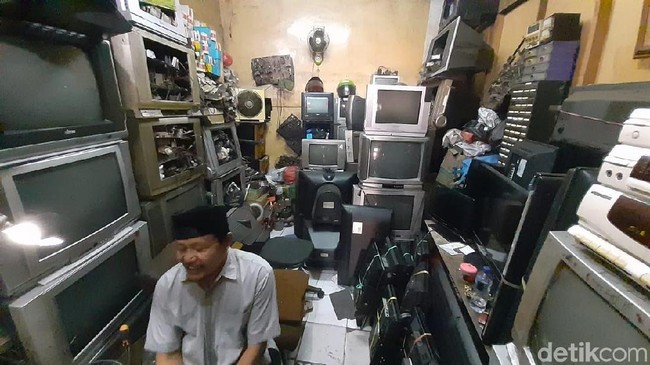 Bisnis Reparasi Tv Jadul Masih Eksis di Tengah Perkembangan Digital