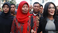 Baiq Nuril mengenakan batik dan kerudung, didampingi Rieke Diah Pitaloka, dan tim pengacaranya mendatangi gedung Kejaksaan Agung (Kejagung), Jakarta, Jumat (12/7/2019).