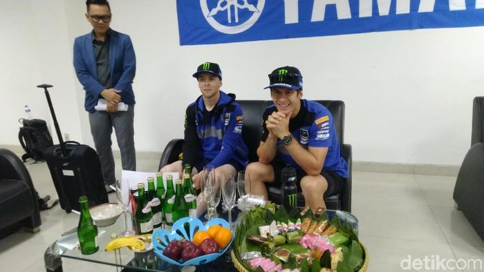 Pembalap Monster Energy Yamaha Factory MXGP Team, Romain Febvre dan Jeremy Seewer mewaspadai kelembabpan di Semarang. (Angling Adhitya Purbaya/detikSport) Pembalap Monster Energy Yamaha Factory MXGP Team, Romain Febvre dan Jeremy Seewer mewaspadai kelembabpan di Semarang. (Angling Adhitya Purbaya/detikSport)