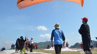 Pengunjung juga diajari terbang dengan tandem bersama instruktur profesional apabila belum terbiasa (Aris/detikcom)