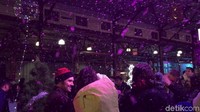 Salju buatan turun dan menambah kemeriahan night market bersama suara ceria dari para penyanyi Natal. (Rahmayoga/detikcom)