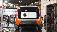 Ini merupakan respons dari perubahan permintaan market, untuk bisa melahirkan light trucks dan SUV yang terus tumbuh dan memiliki rekor penjualan, kata juru bicara Toyota. Foto: Pool (Motor1)
