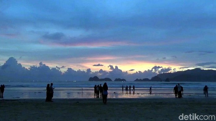 Libur sekolah di Pantai Pulau Merah