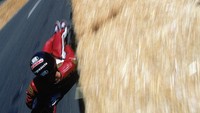 Olahraga meluncur menggunakan seluncur menuruni puncak jalan dengan kecepatan tinggi ini disebut Street Luge. Olahraga ini dapat melatih kelincahan. Jamie Squire/ Getty Images.