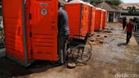 Pemprov DKI juga menyediakan fasilitas MCK tambahan.