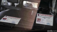 Angkot-angkot Jak Lingko kini akan dilengkapi dengan tanda pengenal pengemudi.