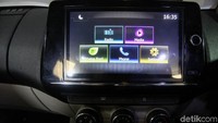 Desain interior Renault Triber yang modern merepresentasikan teknologi terdepan dengan sistem hiburan berlayar sentuh ukuran 8 inci yang sudah dilengkapi dengan fitur Apple CarPlay dan Android Auto.