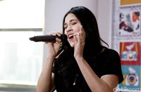 Penyanyi pop Tanah Air Raisa saat tampil di kantor detikcom baru-baru ini.