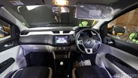 Untuk keamanan, Renault Triber dilengkapi dengan empat airbags dan sabuk pengaman pada semua baris yang dilengkapi dengan retractor dan pretensioner untuk pengemudi. Sensor parkir dan sistem peringatan kecepatan juga sudah dimiliki Triber.