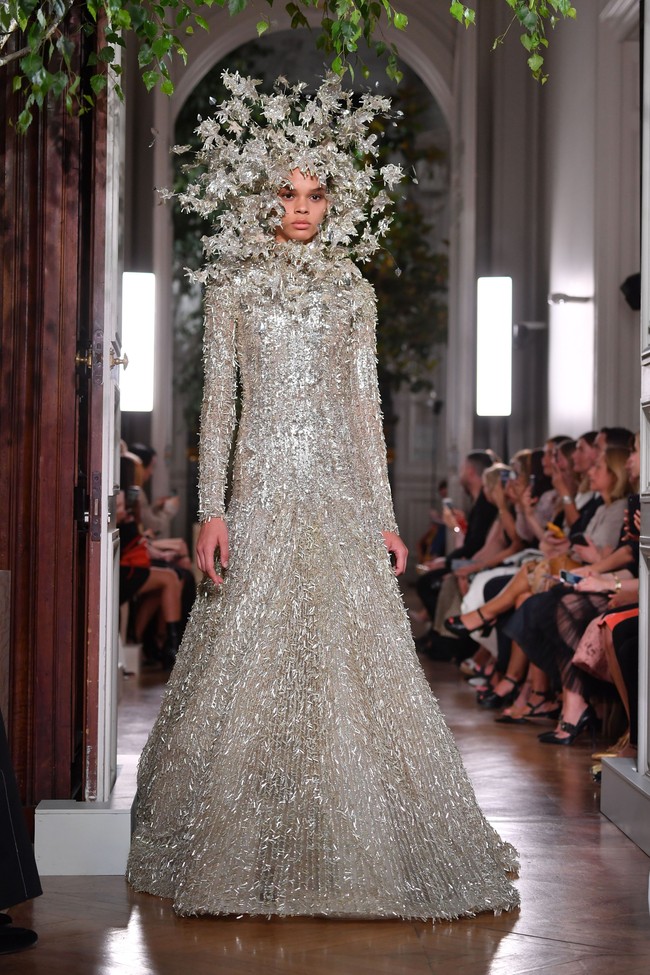 Fashion show baju unik Valentino di Paris Fashion Week. 03/07/2019. Prancis. Foto: Pascal Le Segretain/Getty Images