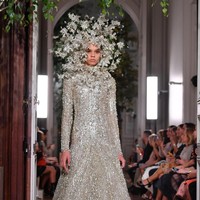 Fashion show baju unik Valentino di Paris Fashion Week. 03/07/2019. Prancis. Foto: Pascal Le Segretain/Getty Images