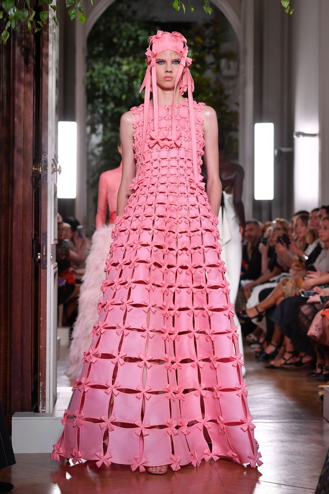 Fashion show baju unik Valentino di Paris Fashion Week. 03/07/2019. Prancis. Foto: Pascal Le Segretain/Getty Images