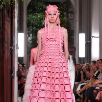 Fashion show baju unik Valentino di Paris Fashion Week. 03/07/2019. Prancis. Foto: Pascal Le Segretain/Getty Images