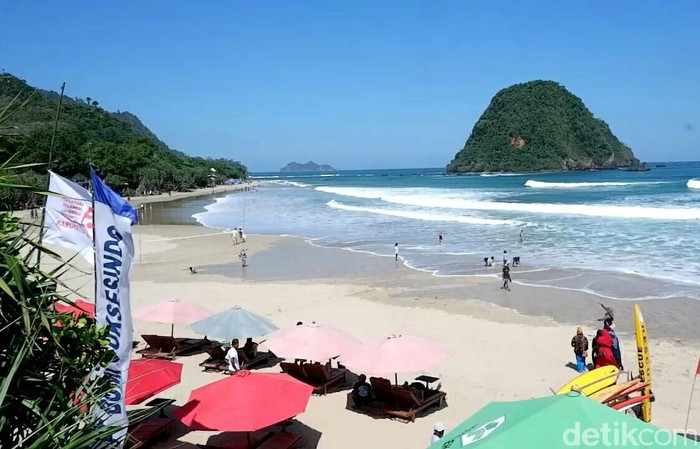 Libur sekolah di Pantai Pulau Merah