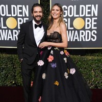 Pada September 2018 saat menghadiri Emmy Awards bersama Tom Kaulitz, Heidi Klum dikabarkan sudah bertunangan dengan kekasihnya itu. Kabar ini beredar karena Heidi terlihat memakai cincin berlian di jaris manis tangan kirinya. Namun wanita Jerman pertama yang menjadi model Victorias Secret itu membantah kabar tersebut.Foto: Getty Images