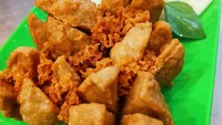 Bukan hanya ayam yang bisa digoreng krispi, bakso juga bisa diolah dengan kremes yang bertekstur kriuk. Wah hati-hati camilan ini bisa bikin gagal diet. Foto : instagram @cobexmedan
