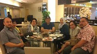 LIhat gaya santai Farhat yang satu ini. Kaos polos berwarna biru dan topi berwarna hitam dan duduk dengan tangan bersila setelah habiskan makanan. Foto: Istimewa