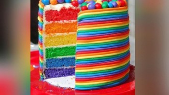 Kue ini ekstra usaha membuatnya, karena perlu berlapis-lapis warna berbeda. Foto: via Trend Chaser