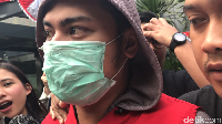 Memakai rompi tahanan Galih Ginanjar menutup wajah dengan masker dan menutup kepala dengan hoodie. Foto: Hanif/detikHOT