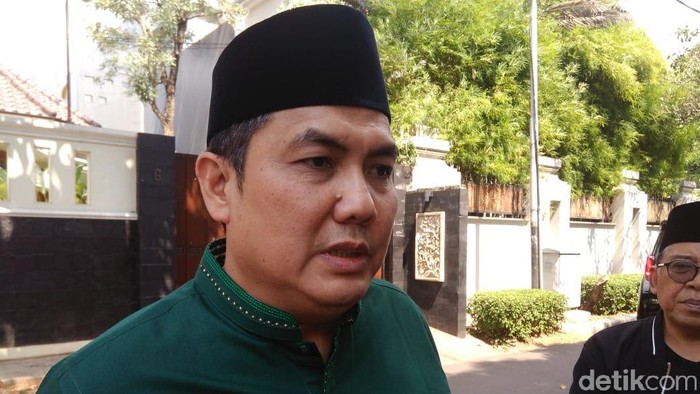 Sekjen PBNU Ahmad Helmy Faishal Zaini di Kediaman Maruf Amin.