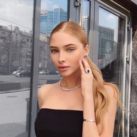 Alena juga telah mengukir kesuksesan karier pemodelan internasional. Ia pernah berjalan di atas catwalk untuk desainer Olesya Malinskaya di Mercedes-Benz Fashion Week 2013. Foto: Instagram