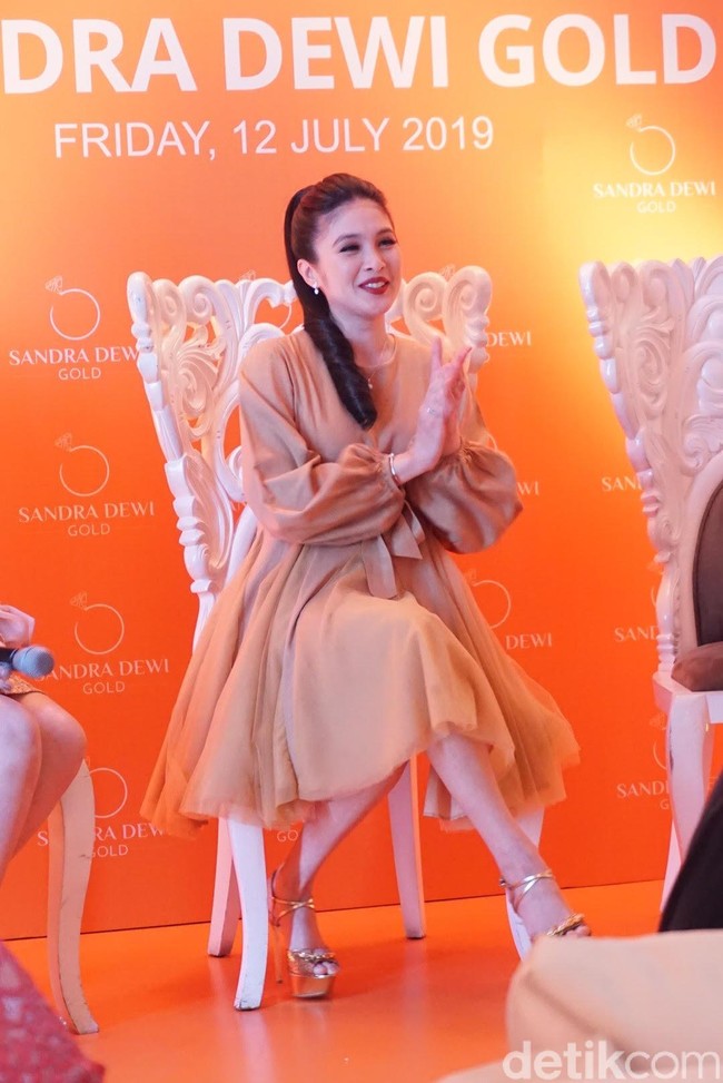 Dan tentu saja, Sandra Dewi juga memakai koleksi perhiasan keluaran brand barunya. Perhiasan tersebut terdiri dari cincin, kalung, gelang dan anting. Meski ramai, desain perhiasan yang sederhana tetap menjaga gaya Sandra agar tak terasa berlebihan. Kalau perhiasannya cukup mencolok, aku biasanya pilih baju yang polos supaya nggak kelihatan heboh, ungkap Sandra. Foto: Daniel Ngantung/Wolipop
