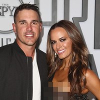 Jena sendiri sepertinya cuek saja busana seksinya di ESPY Awards 2019 jadi bahan omongan. Melalui Instagram, dia justru menuliskan lelucon mengenai gayanya. Rare footage of Brooks and myself fully clothed! Well, almost…, tulisnya pada keterangan foto. Foto: Getty Images