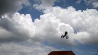 Olahraga sepeda ini adalah BMX, salah satu olahraga yang ekstrem. Olahraga ini banyak diminati remaja-remaja. Ezra Shaw/ Getty Images.