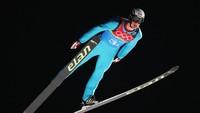 Ski Jumping adalah olahraga seluncur salju yang mengutamakan jarak lompat terjauhnya, biasanya olahraga ini ada di kompetisi olahraga ekstrem seperti Red Bull. Clive Mason/ Getty Images.