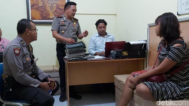 Wanita Hamil Nyaris Lompat dari JPO Pantura Semarang Wanita Hamil Nyaris Lompat dari JPO Pantura Semarang