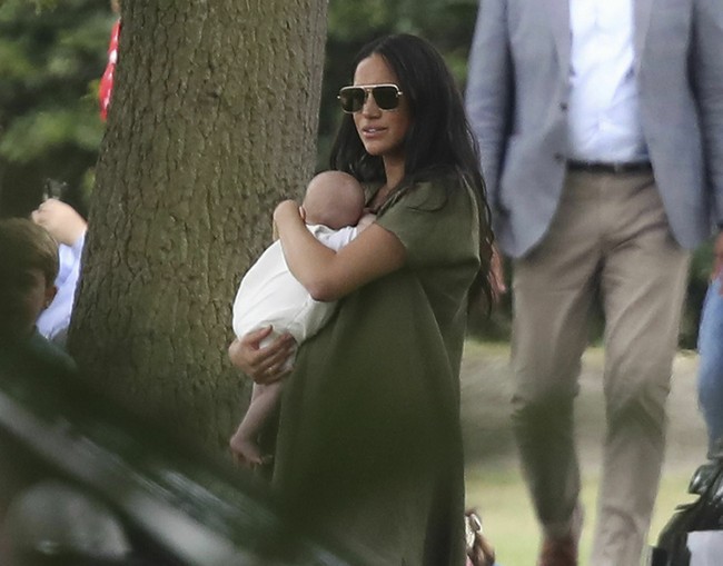 Cara Meghan Markle memakaikan baju pada Archie juga tak lepas dari kritikan. Netizen mempertanyakan kenapa bayinya tidak memakai kaus kaki dan topi saat berada di luar ruangan. Foto: Andrew Matthews/PA via AP