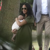 Cara Meghan Markle memakaikan baju pada Archie juga tak lepas dari kritikan. Netizen mempertanyakan kenapa bayinya tidak memakai kaus kaki dan topi saat berada di luar ruangan. Foto: Andrew Matthews/PA via AP