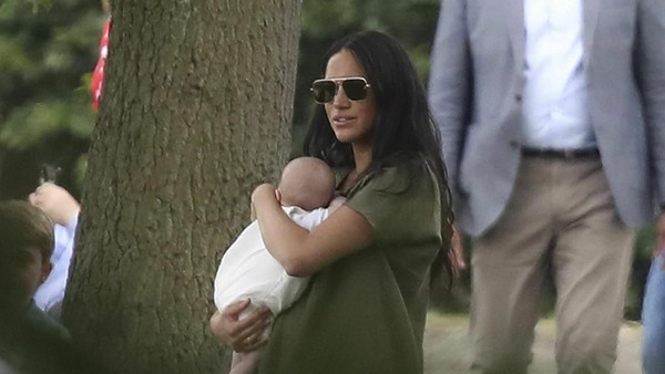 Foto: Gaya Meghan Markle Gendong Bayi yang Dicibir Netizen