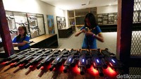 Pengunjung diberi senjata saat menjelajah rumah hantu. Lumayan nih untuk mengurangi rasa takut kamu. (Rengga Sancaya/detikcom)
