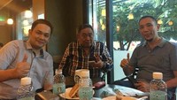 Berkemeja rapih, Farhat dan kedua rekannya berpose mengacungkan jempol menandakan mereka puas dengan makanan yang dihadapannya tersebut. Foto: Istimewa