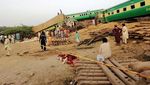 Begini Parahnya Tabrakan Kereta di Pakistan
