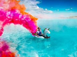 Ramai Bergaya di Danau Penuh Sampah Kimia