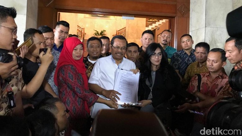 Jaksa Agung Tangguhkan Eksekusi, Baiq Nuril Menangis Terharu Jaksa Agung Tangguhkan Eksekusi, Baiq Nuril Menangis Terharu