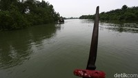 Jika ditelusuri aliran sungai ini nampak membelah perbukitan dan tebing-tebing tinggi yang nampak menjulang di beberapa titik aliran sungai.