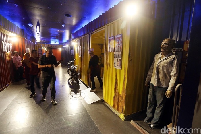 Trans Studio Cibubur Theme Park resmi dibuka untuk umum, Jumat (12/7/2019). Kini warga Indonesia punya pilihan destinasi wisata baru yang sangat seru. Salah satu wahana yang dihadirkan adalah Zombie Wars.