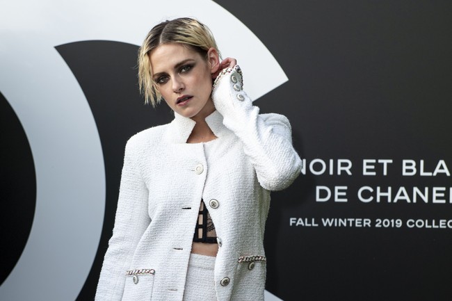Meski datang bersama, keduanya difoto secara terpisah. Untuk acara tersebut, Kristen Stewart memilih busana serba putih yang terdiri dari blus dan rok pendek. Kancing blus bagian bawah dibiarkan terbuka sehingga mengumbar bralet hitam bergaya jaring nan seksi. (Foto: Getty Images)