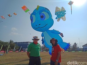 Saat Langit Pantai Pangandaran Penuh Layangan
