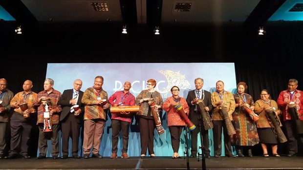 Para PM hingga menteri negara Pasifik nampak antusias menabuh tifa.