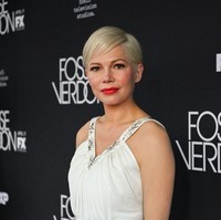 Michelle Williams adalah anak dari seorang politikus ternama di Amerika Serikat, Larry Williams. Lary pernah dua kali mencalonkan diri sebagai senator meskipun gagal terpilih. Selain sebagai senator, ayah Michelle merupakan seorang trader terkenal yang menjadi pionir dari beberapa teknik perdagangan saham. Foto: Mike Coppola/Getty Images